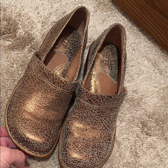New NWOT Born Women's Bronze Crackle Clogs shiny 6 - Picture 3 of 15